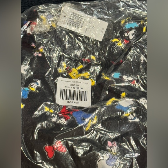 NWT Her Universe Disney Mickey And Friends AOP leggings 2x/5X - Picture 6 of 14
